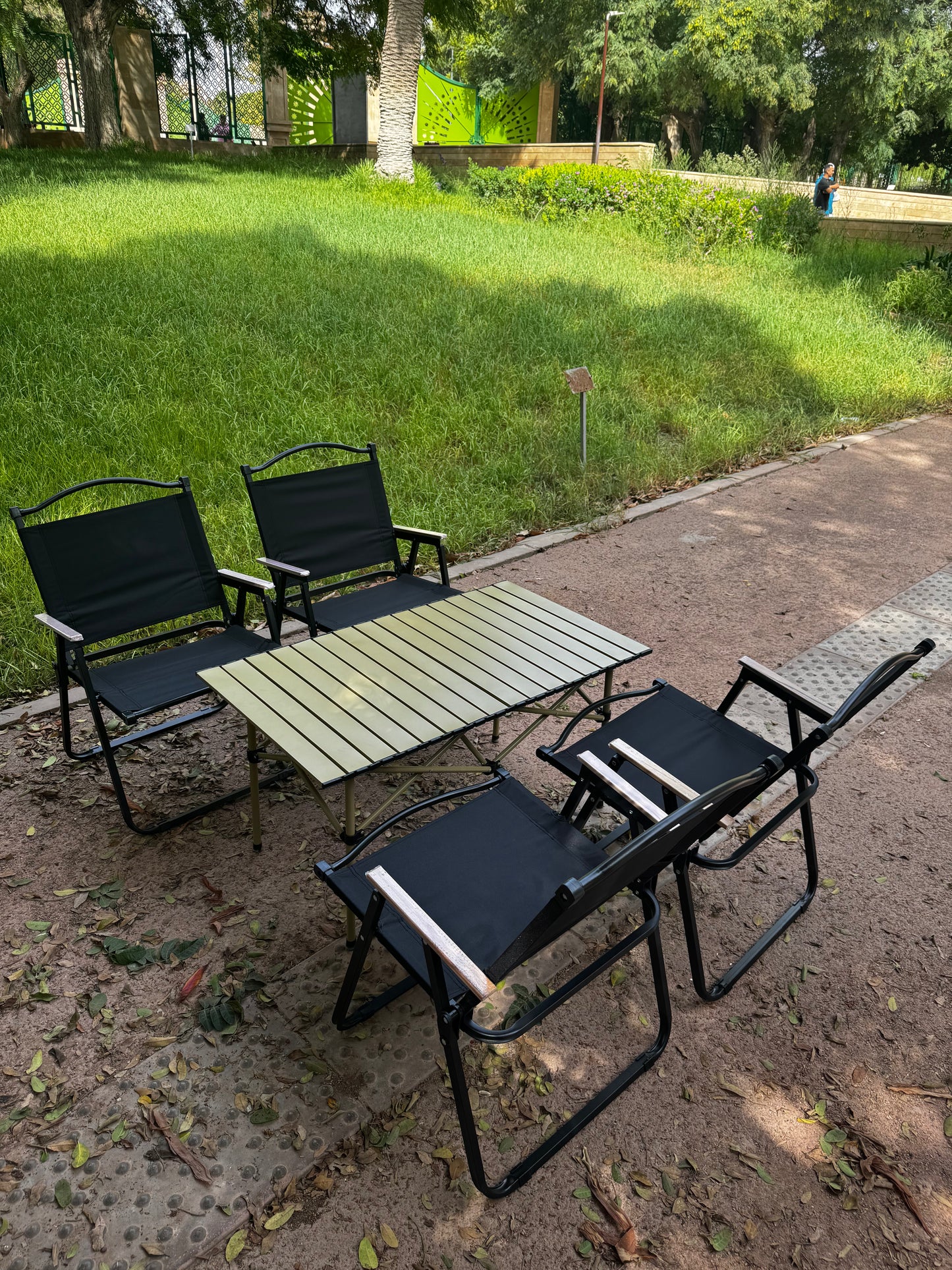 Table de camping avec 4 chaises pliantes