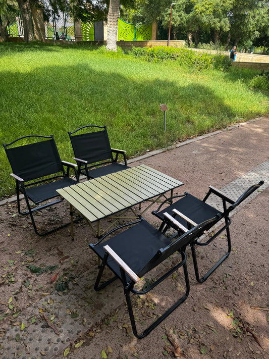 Table de camping avec 4 chaises pliantes