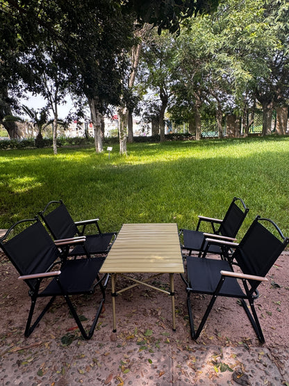 Table de camping avec 4 chaises pliantes
