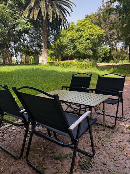 Table de camping avec 4 chaises pliantes