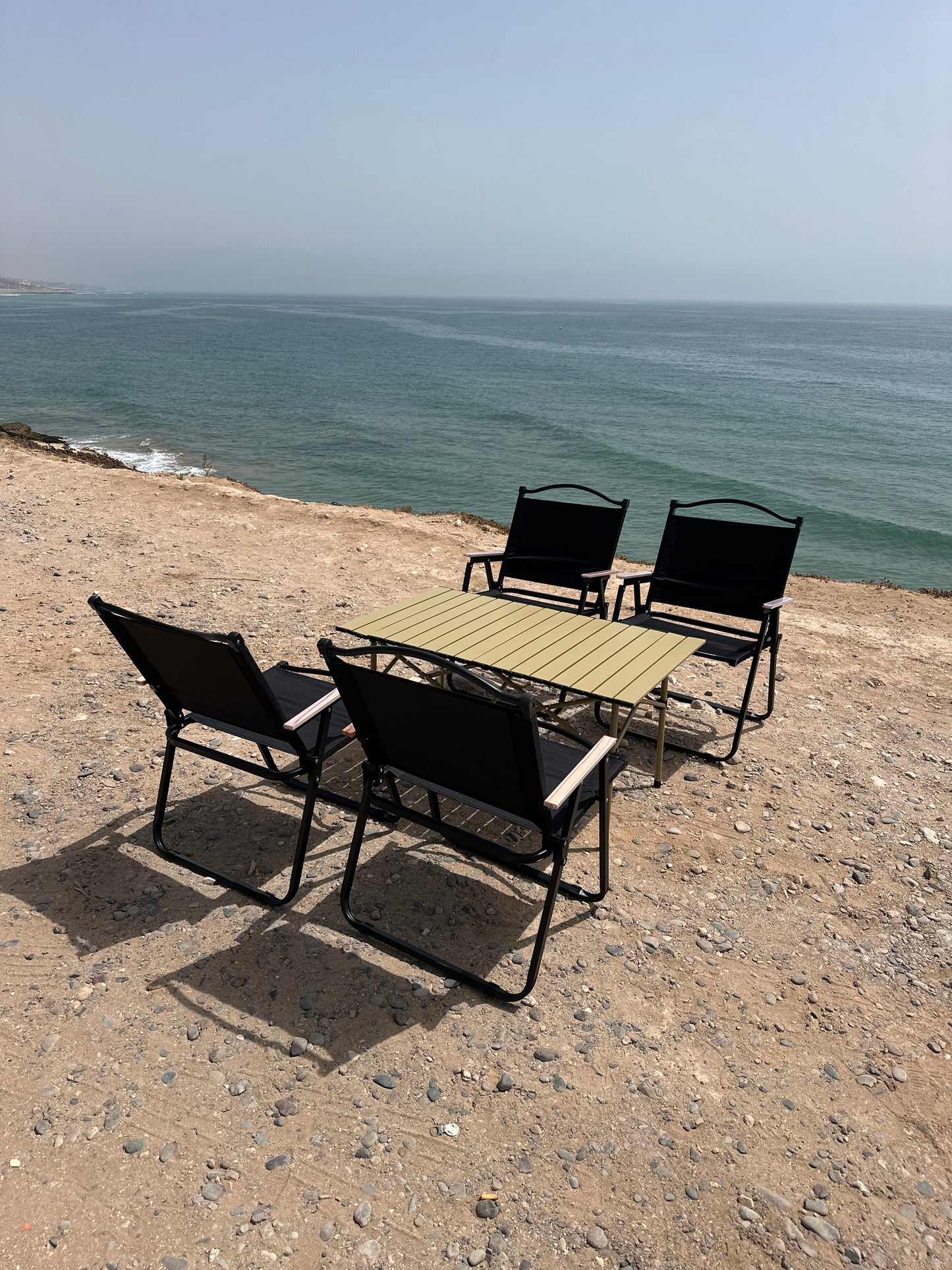 Table de camping avec 4 chaises pliantes