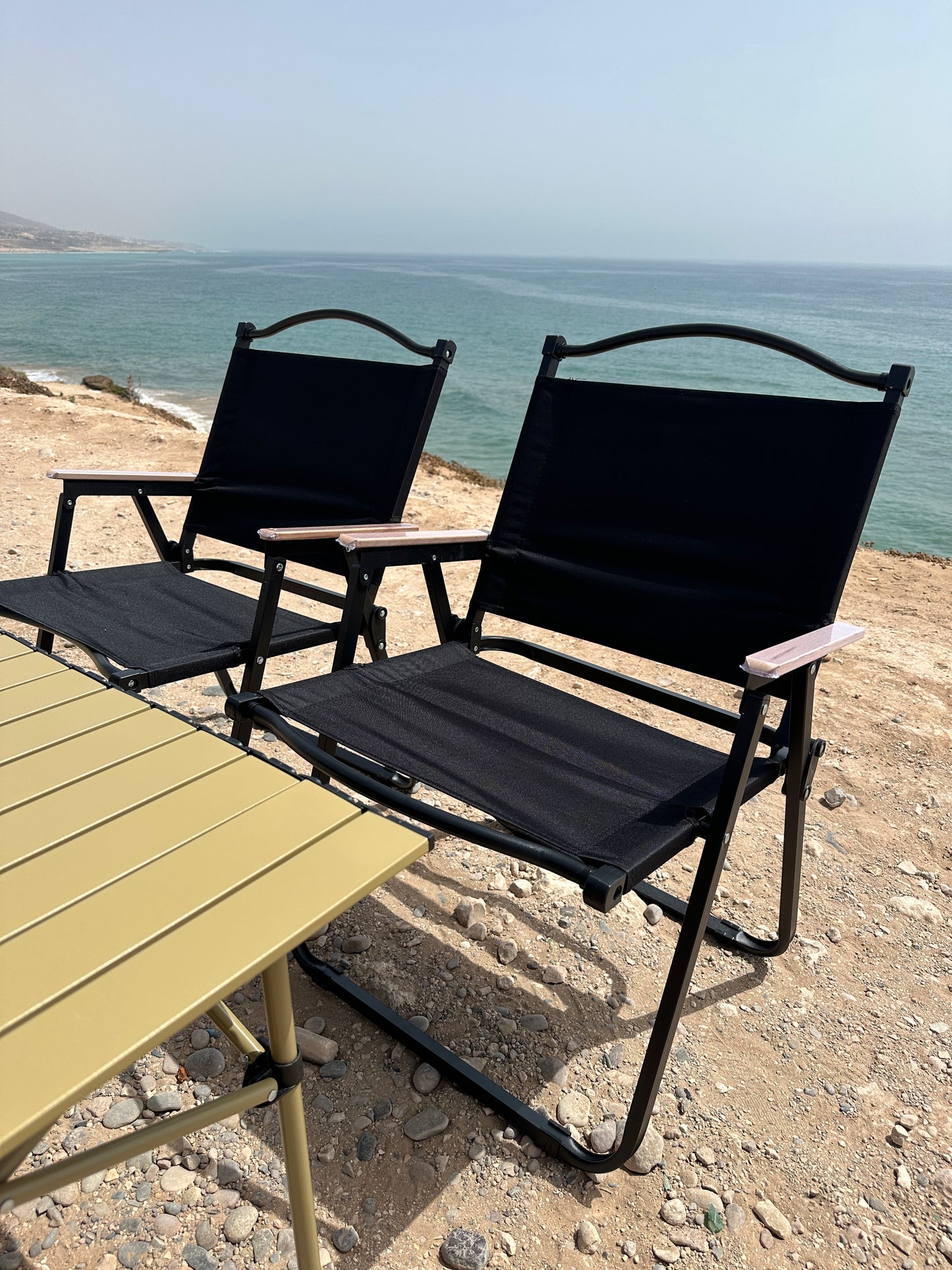 Table de camping avec 4 chaises pliantes