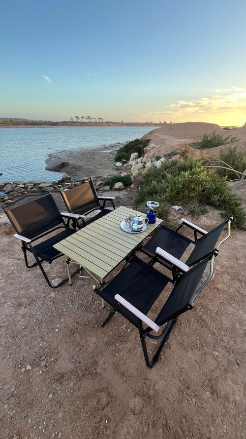 Table de camping avec 4 chaises pliantes